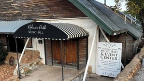 Un bâtiment sur lequel on peut lire l’inscription « Medicine Park Music Hall & Event Center » et qui est doté d’un auvent noir.