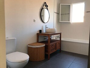 Baignoire, sèche-cheveux, savon, papier toilette