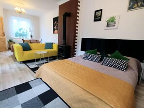 3 Schlafzimmer, Schreibtisch, Bügeleisen/Bügelbrett, Reisekinderbett