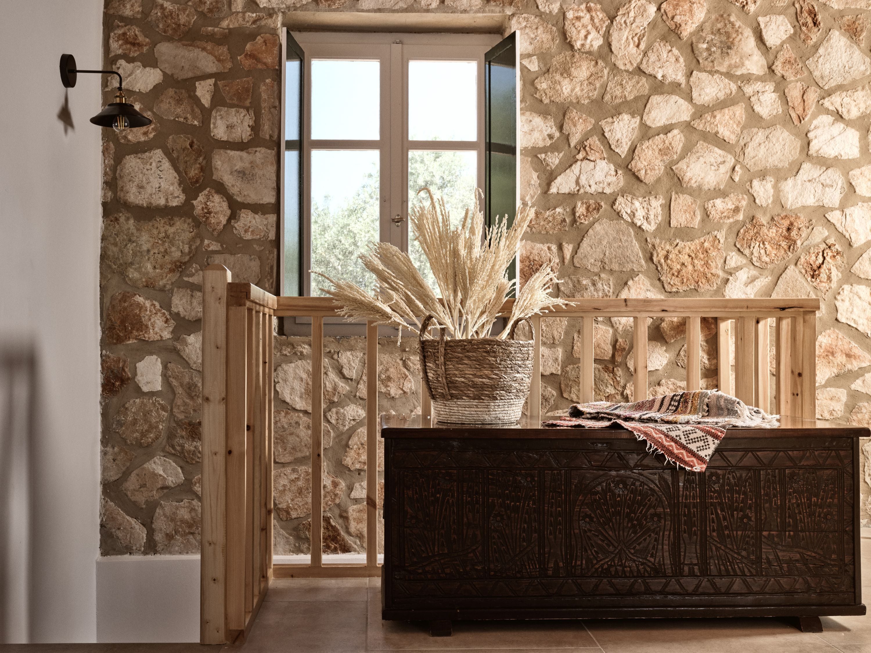 Traditional House | Living area | 32-inch flat-screen TV with digital channels, TV, Netflix