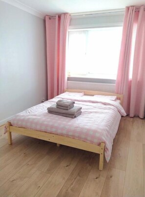 3 bedrooms, desk, free WiFi, bed sheets