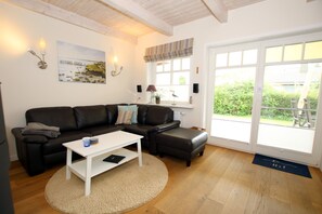 TV, fireplace, DVD player, stereo - Comfortable 5-star vacation home with approx. 55 sqm living space on the first floor (Wyk auf Föhr)