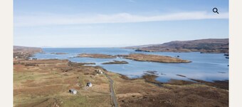 Timber house Skye  eco house/Incredible loch & Mountain View immersed in nature.