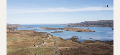 Timber house Skye  eco house/Incredible loch & Mountain View immersed in nature.