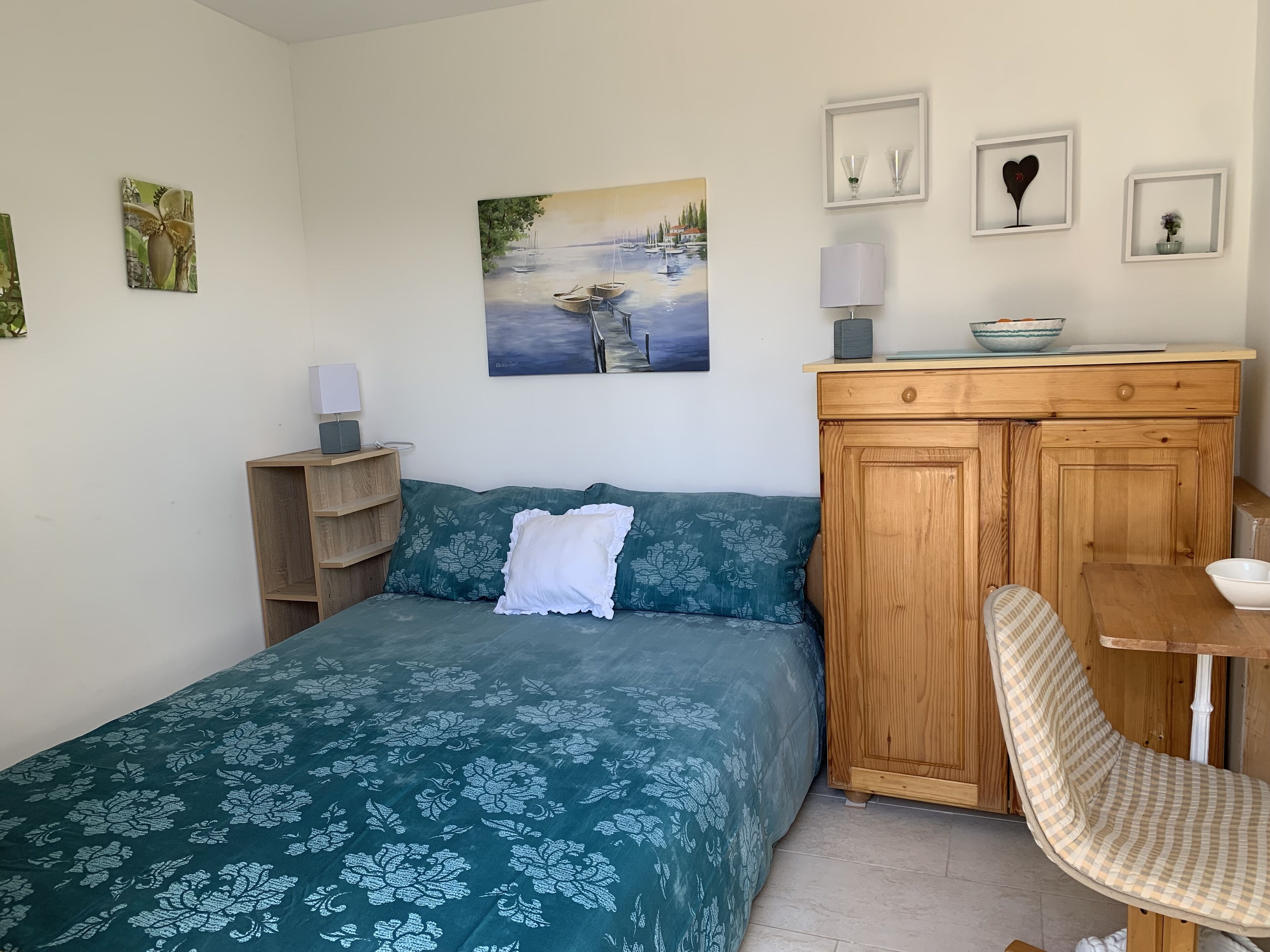 1 slaapkamer, een strijkplank/strijkijzer, gratis wifi, beddengoed