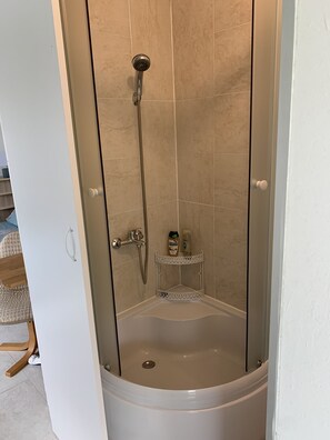 Een douche, een haardroger, handdoeken, zeep