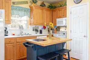 Condo, 3 Bedrooms | Private kitchen | Fridge, oven, coffee/tea maker, toaster