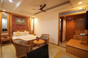 Quarto casal executivo | Frigobar, escrivaninha, cortinas blackout, Wi-Fi de cortesia