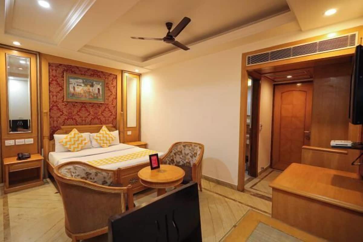 Desk, blackout drapes, WiFi (free), bed sheets