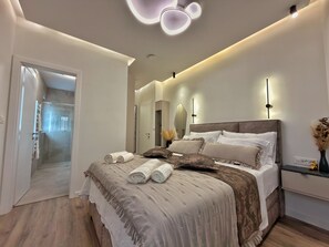 4 Schlafzimmer, Zimmersafe, Schreibtisch, Bügeleisen/Bügelbrett