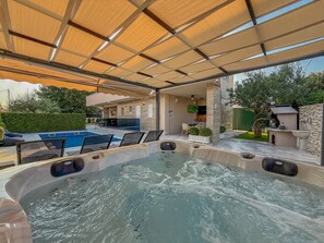 Outdoor spa tub - Villa Rozzaria - 5 min from the beach /w hottub and heated pool (Kaštel Novi)