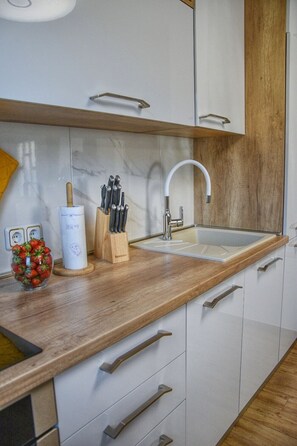 Jääkaappi, mikroaaltouuni, uuni, liesi