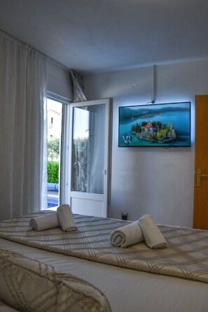 2 bedrooms, in-room safe, desk, iron/ironing board - Villa Rozzaria - 5 min from the beach /w hottub and heated pool (Kaštel Novi)