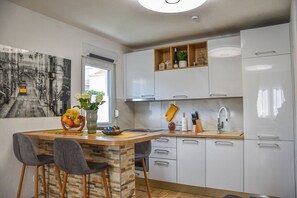 Kühlschrank, Mikrowelle, Ofen, Herdplatte
