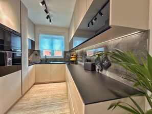 Kühlschrank, Mikrowelle, Ofen, Herdplatte