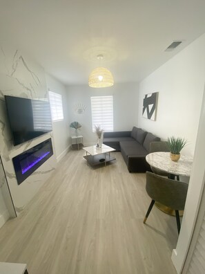 Televisie en een open haard