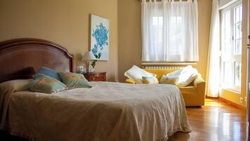 5 quartos, escrivaninha, ferros/tábuas de passar roupa