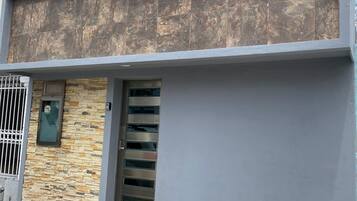 Vista frontal de la propiedad