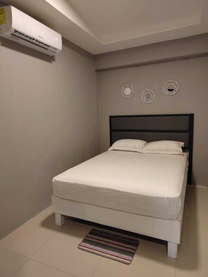 Apartemen Deluks, 2 kamar tidur, kamar mandi pribadi, lantai dasar | 2 kamar tidur, tirai kedap cahaya, dan setrika/meja setrika