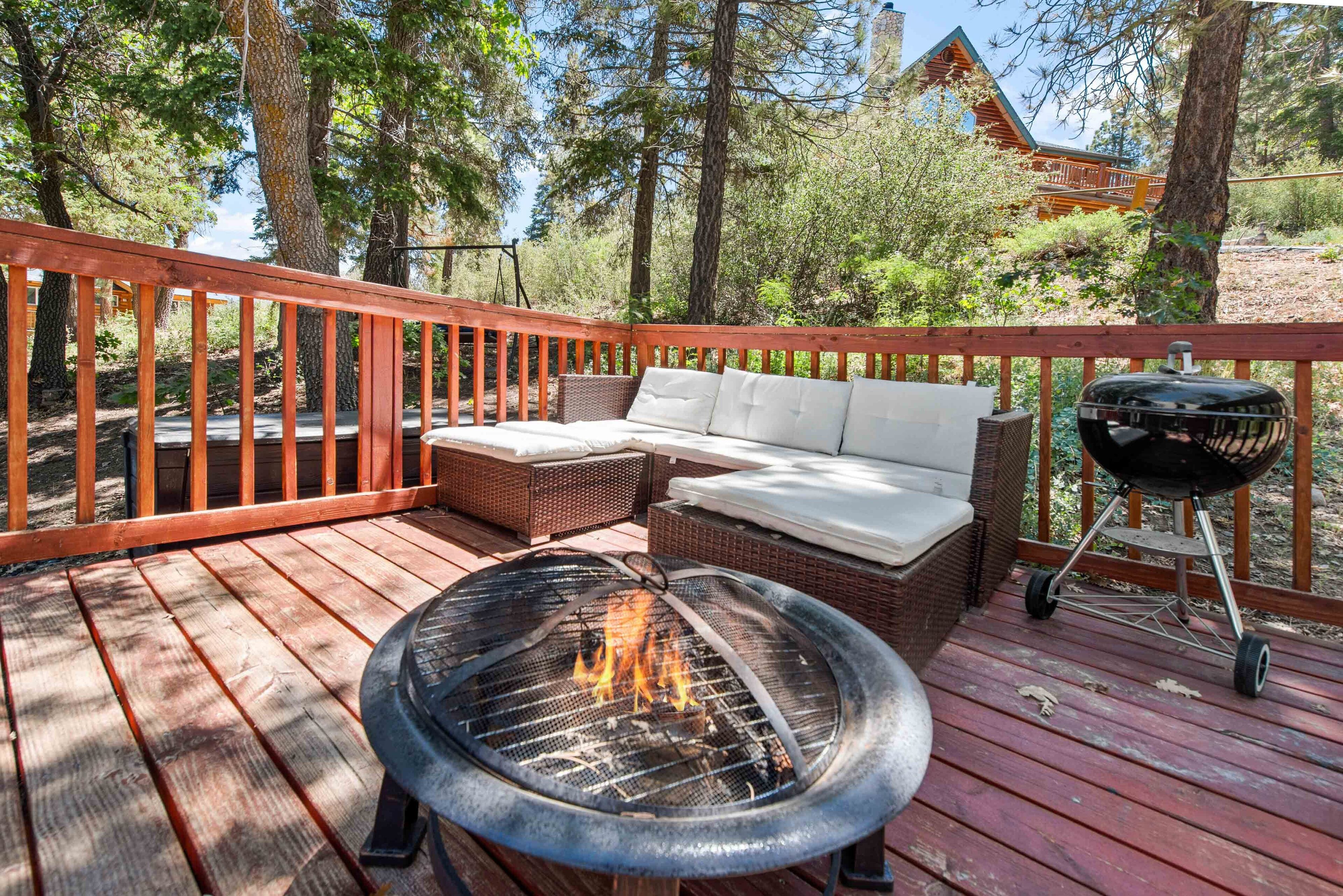 Quanit pet-friendly cabin with modern charm, deck, fireplace, balcony and more!