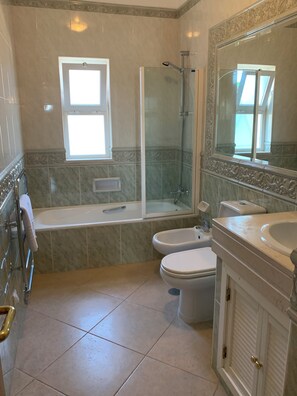 Bathtub, hair dryer, bidet, towels - Beautiful Apartment in Boavista Golf Resort, Lagos, Western Algarve (lagos)