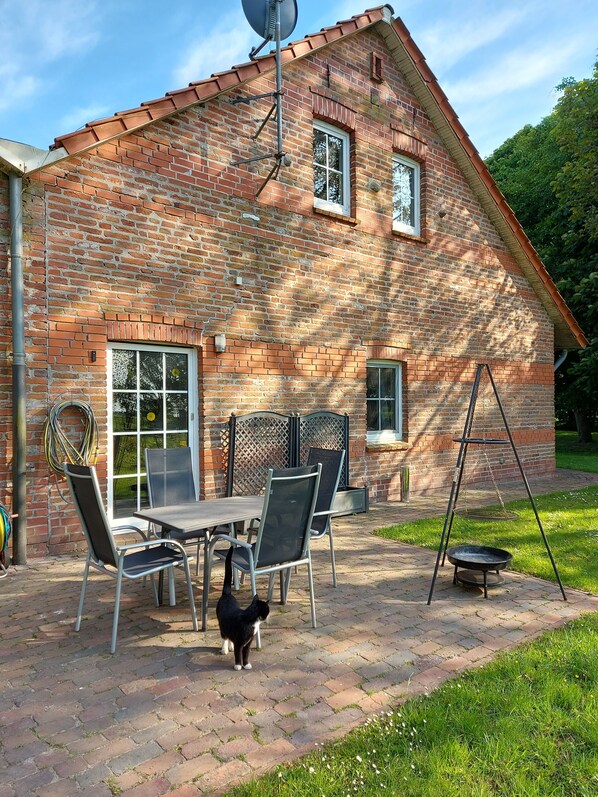 Outdoor dining - Vacation at the Uhlenhoff Apartment Großes Meer (Ihlow)