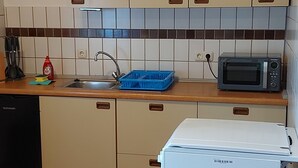 Kaffetrakter/tekoker, kjøleskap, mikrobølgeovn og ovn