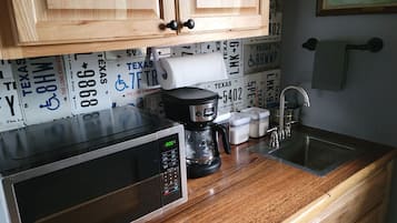 Réfrigérateur, micro-ondes, cafetiÚre/bouilloire