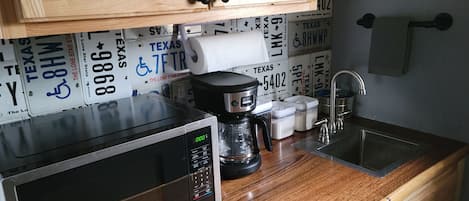 KĂŒhlschrank, Mikrowelle, Wasserkocher mit Kaffee-/Teezubehör