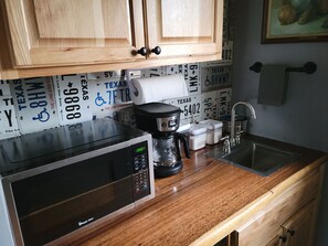 Refrigerador, microondas, cafetera y tetera y utensilios de cocina