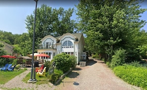 Vista frontal de la propiedad