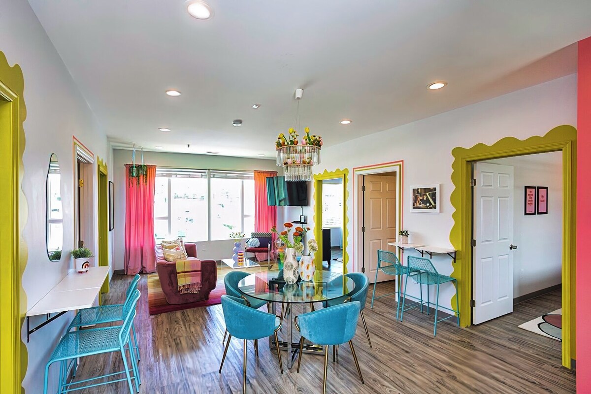 🏡 🏡 2 SIDE BY SIDE UNITS | BACH 💃 | 20 🛌 | 😍 DECOR | WALKABLE TO BARS 🍷