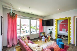 8 bedrooms, internet, bed sheets