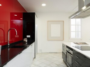 Een koelkast, een microgolfoven, een oven, een vaatwasser