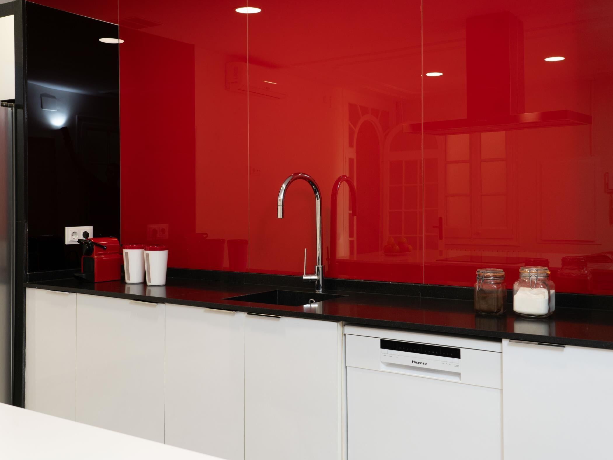 Kjøleskap, mikrobølgeovn, ovn og oppvaskmaskin