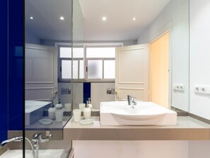 Dusj, hårføner og håndklær