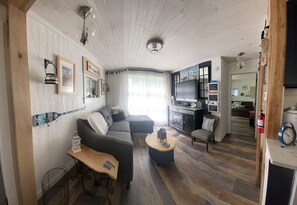TV, fireplace, DVD player, books - Cedar Point, Sports Force, Kalahari Near Cottage. Boat Parking ez Walk to Beach! (Huron)