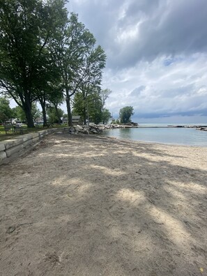 Playa en los alrededores, camastros y toallas de playa