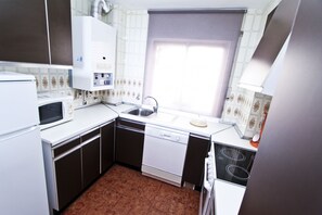 Frigorífico, microondas, horno y placa de cocina