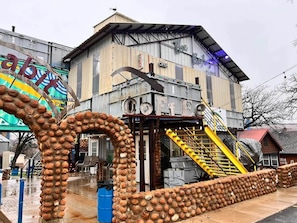 Un edificio con una escalera y un letrero que dice 'OPEN'.