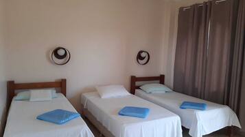 Escritorio, espacio para trabajar con laptop y wifi gratis