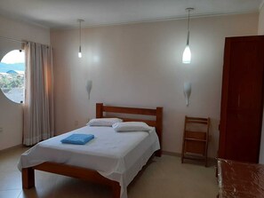 Eenvoudige kamer | Een bureau, een laptopwerkplek, gratis wifi