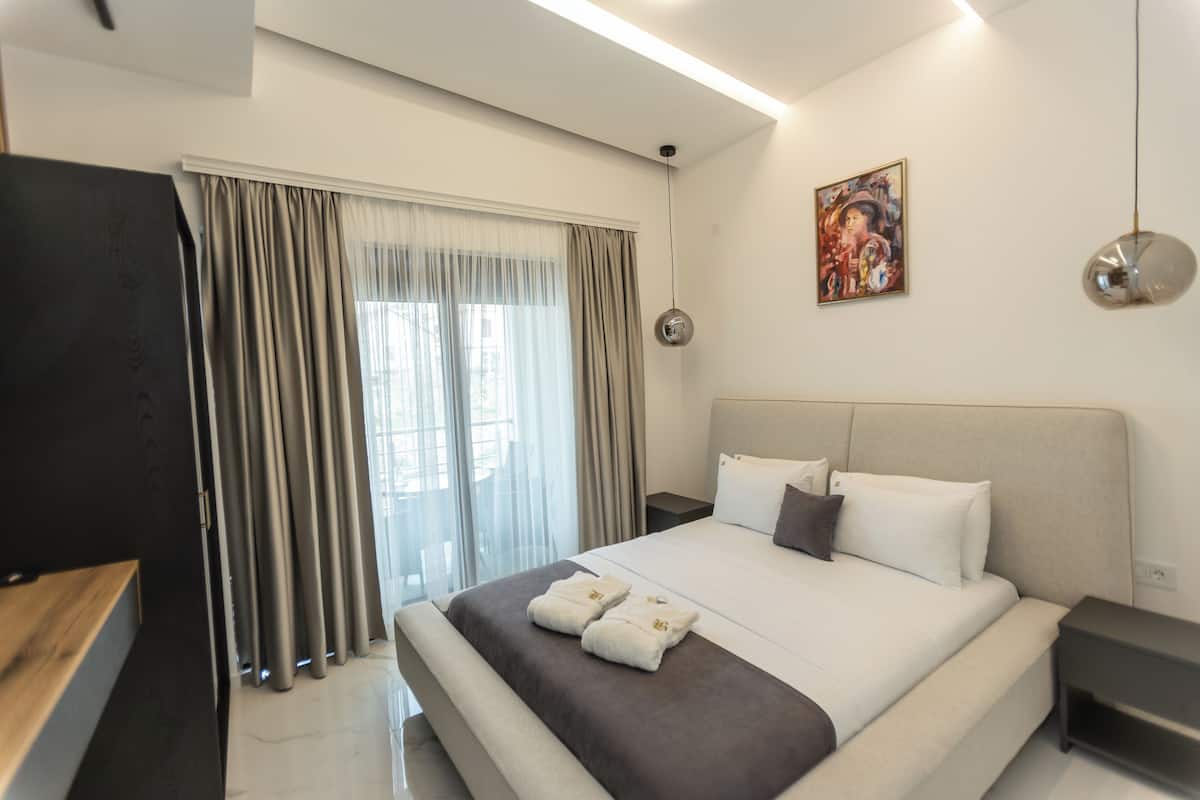 Ropa de cama de alta calidad, escritorio y cortinas blackout