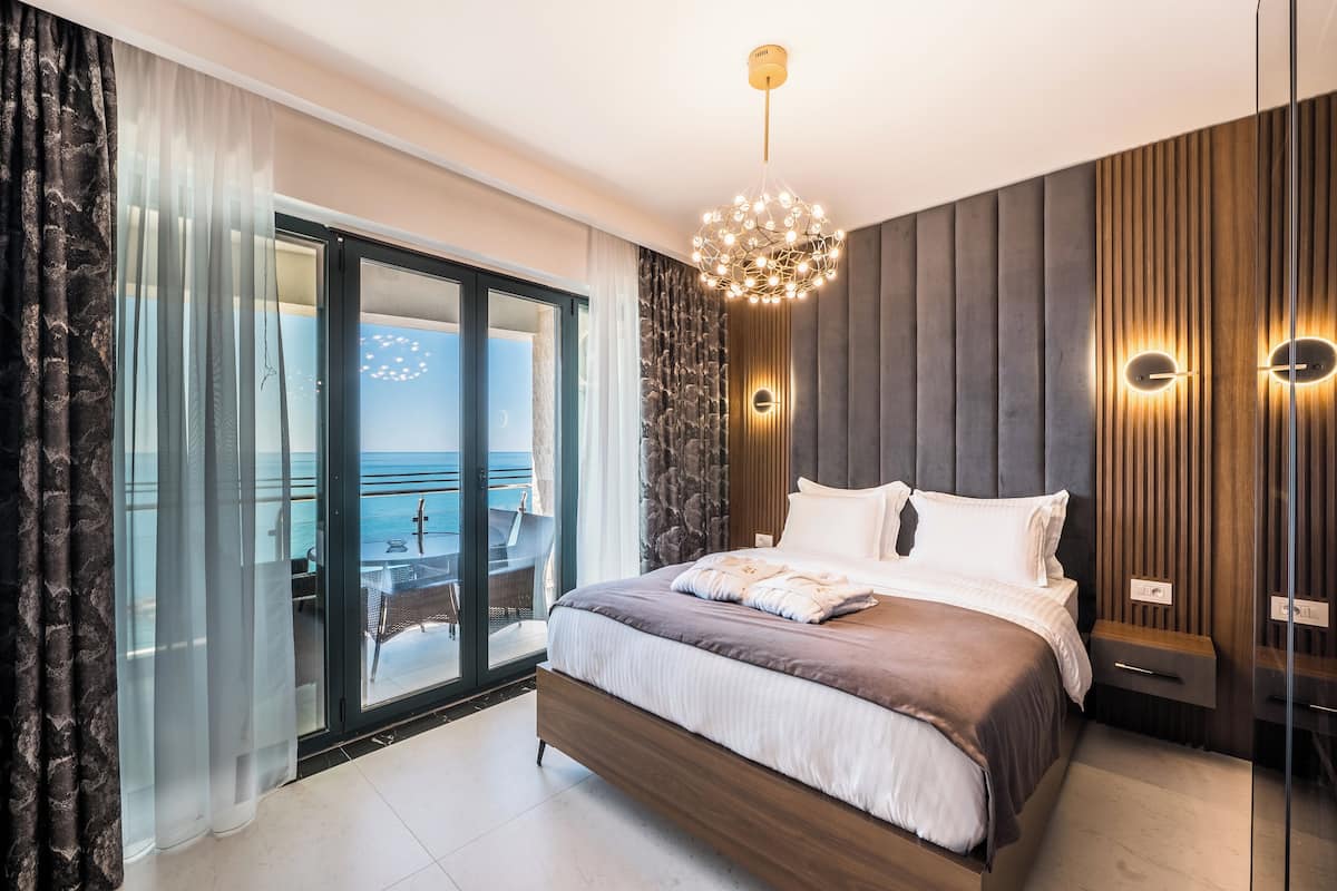 Habitación cuádruple presidencial | Ropa de cama de alta calidad, escritorio y cortinas blackout