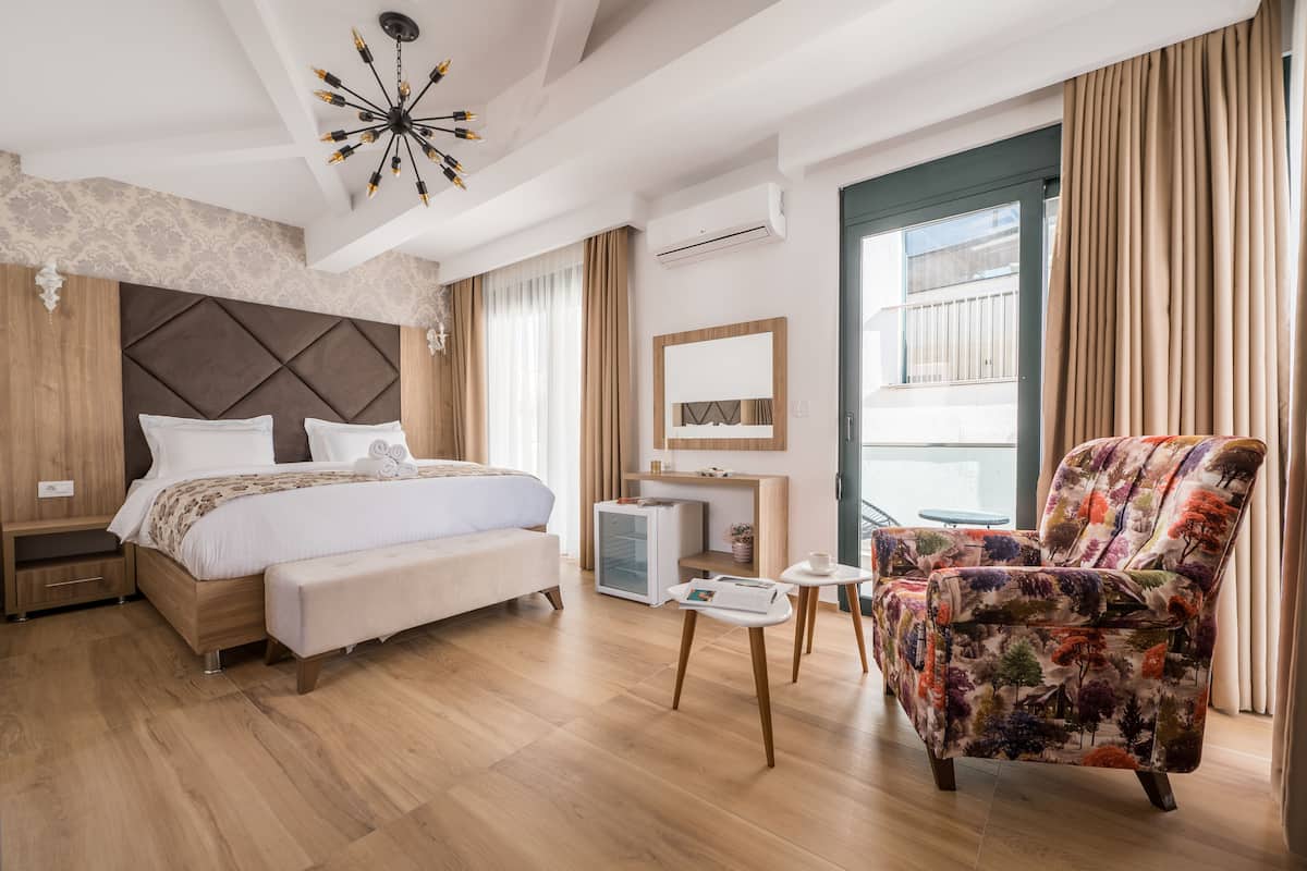 Suite junior | Ropa de cama de alta calidad, escritorio y cortinas blackout