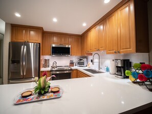 Køleskab, mikrobølgeovn, ovn, kogeplade