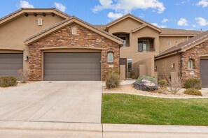 Exterior - Best Day Ever - Beautiful 4 bedroom, 2 COMMUNITY POOLS, EXTRAS! (Washington)