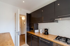 Fridge, microwave, oven, dishwasher - FLH Lapa Apartment Terrace with View (Lisbon)