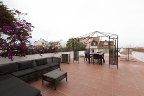 Outdoor dining - FLH Lapa Apartment Terrace with View (Lisbon)