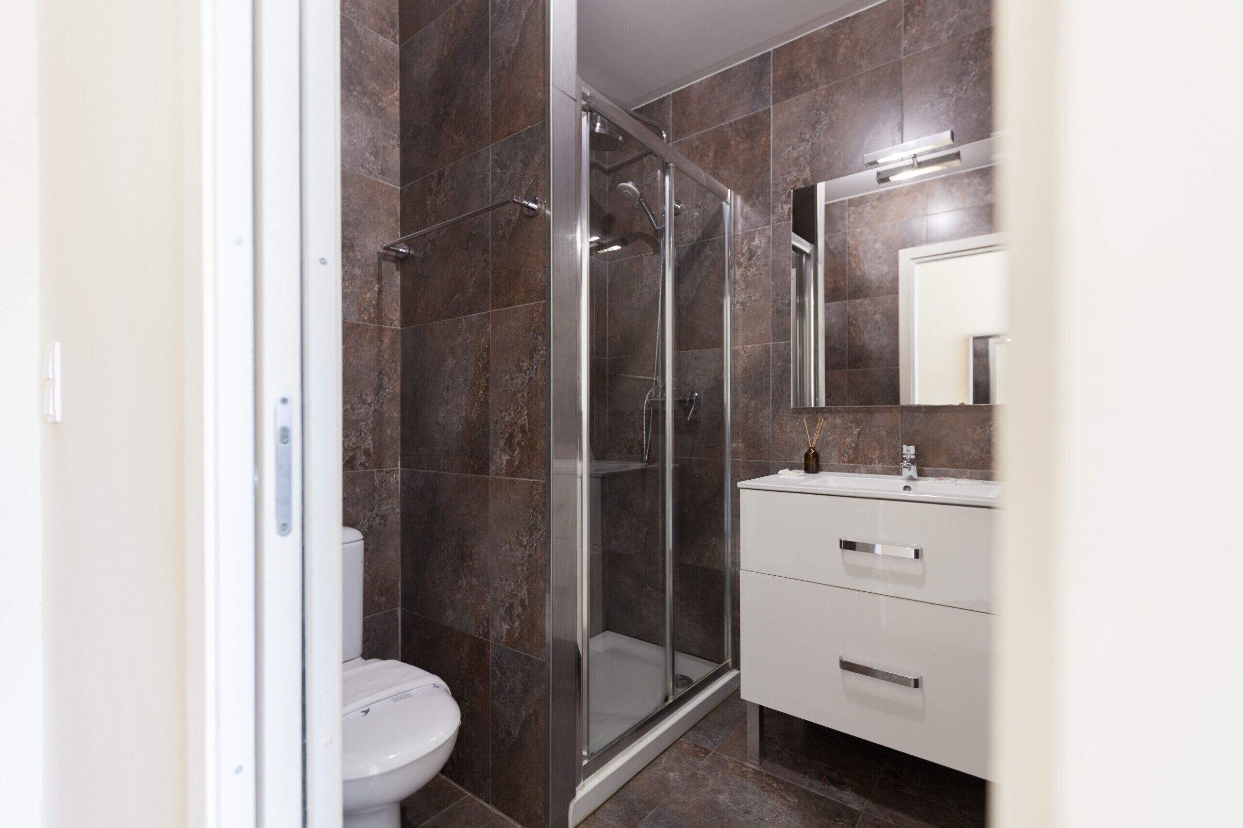 Badewanne, Haartrockner, Handtücher, Shampoo